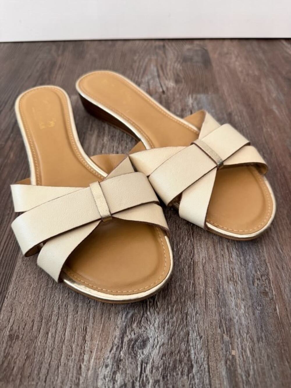 Coach And Four Aosta Wedge Sandal Putty White Leather Gold Accent Size 8.5 EUC